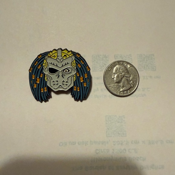 Predator Enamel Pin - Picture 1 of 2